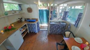 Kuchyň nebo kuchyňský kout v ubytování Matriki Beach Huts