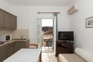 TV a/nebo společenská místnost v ubytování Guesthouse Niriides