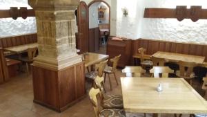 ein leeres Restaurant mit Holztischen und Stühlen in der Unterkunft Hotel Angerer in Vilseck