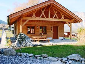 einem Blockhaus mit einer Bank davor in der Unterkunft X-Alp Lodges in Sautens