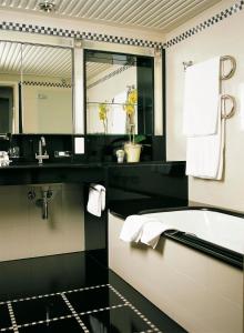 O baie la Widder Hotel - Zurichs Luxury Hideaway