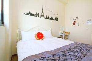 Un pat sau paturi într-o cameră la Birds Flower B&B