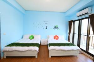 Un pat sau paturi într-o cameră la Birds Flower B&B