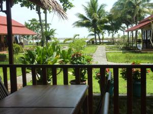 Puutarhaa majoituspaikan Java Lagoon ulkopuolella