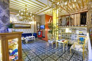een woonkamer met een bank en een kroonluchter bij Diamond Royal Hotel in Istanbul
