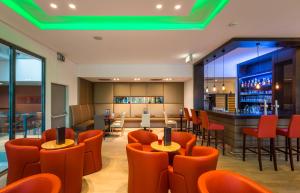 Area lounge atau bar di All in Red Thermenhotel