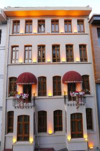 イスタンブールにあるダイヤモンド ロイヤル ホテルの窓と花箱のある白い大きな建物