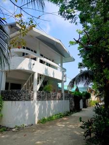 a house on the side of the road at Tripo Dhiffushi Villa in Dhiffushi