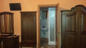 ローマにあるピタゴーラ B＆Bのバスルーム(洗面台付)がドアの隣にあります。