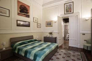 een slaapkamer met een bed met een blauwe en witte deken bij Trilocale al Politeama - Zyz in Palermo
