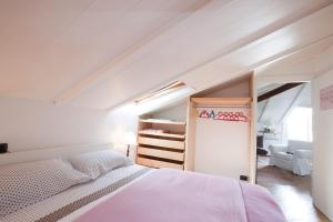 ラ・スペツィアにあるSopra i Tettiの白いベッドルーム(ベッド1台、ソファ付)