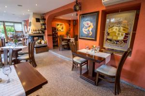 Guest House La Casa في مدينة فارنا: مطعم فيه طاولات وكراسي في الغرفة