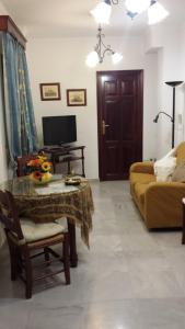 a living room with a table and a couch at Apartamento San Benito "B" in Seville