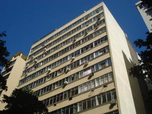 un edificio alto con muchas ventanas en Ótima Opção Em Copacabana, en Río de Janeiro