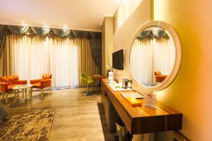 Uma televisão e/ou sistema de entretenimento em Doğa Thermal Health & Spa