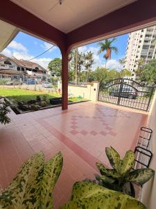 a screened in porch with a view of a patio at De'Lunar Homestay in Johor Bahru