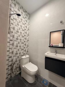 a bathroom with a toilet and a sink at De'Lunar Homestay in Johor Bahru +15 photos