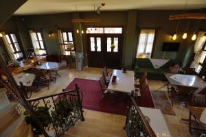 an overhead view of a restaurant with tables and chairs at İkiz Konaklar in Selçuk