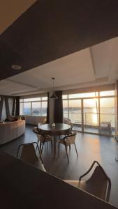 a living room with a table and chairs at شاليه درة العروس in Durat Alarous
