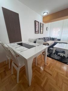 a white table and chairs in a living room at Dolce Casa E K in Strumica