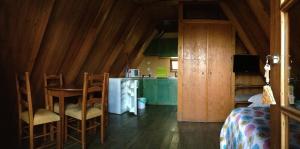 um quarto com uma cozinha, uma cama e uma mesa em Góis Camping em Góis