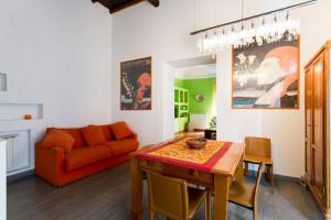 un soggiorno con tavolo e divano di Casa Professa Luxury Palermo Center a Palermo