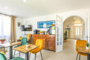 O bucătărie sau chicinetă la Chambres D'hôtes La Villa Cassinne - Montebourg, Cotentin