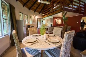 ein Esszimmer mit Tisch und Stühlen in der Unterkunft Sable Ranch Selfsorg in Brits