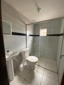 a bathroom with a toilet and a sink at Flets Triunfo-PE in Triunfo