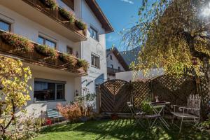 a garden in front of a building at Appartements Sailer in Prutz
