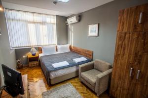 Ένα ή περισσότερα κρεβάτια σε δωμάτιο στο Panorama Top Floor Rooms in Hotel Tundzha