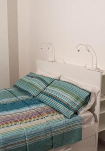 - un lit avec 2 oreillers dans l'établissement Tony's House, à Bari