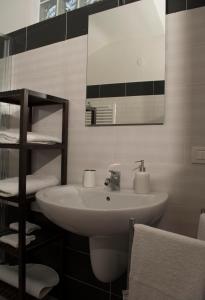La salle de bains est pourvue d'un lavabo et d'un miroir. dans l'établissement Tony's House, à Bari