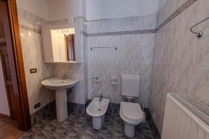 a bathroom with a toilet and a sink at Casa Irene in Mareson
