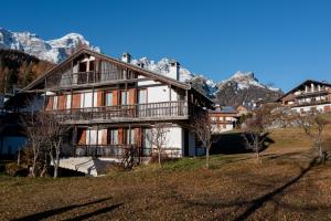 a house on a hill with mountains in the background at Casa Irene in Mareson
