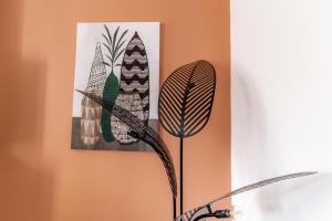 a plant in a room with a picture on the wall at l'escale in Bourg-en-Bresse