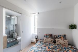 a bedroom with a bed and a bathroom at l'escale in Bourg-en-Bresse
