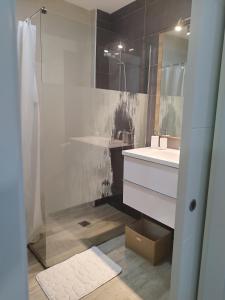 a bathroom with a sink and a shower at Valencia Room in Cuart de Poblet +47 photos