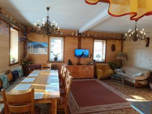 a living room with a table and a couch at ZŁOTY BUK in Jagniątków