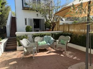 a patio with three chairs and an umbrella at McGregor Hideaways in McGregor