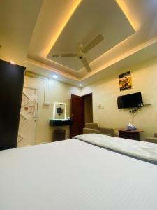 a bedroom with a white bed and a ceiling at AL FANAR REST HOUSE LLC in Ras al Khaimah