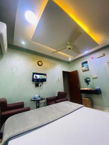 a hospital room with a bed and a flat screen tv at AL FANAR REST HOUSE LLC in Ras al Khaimah
