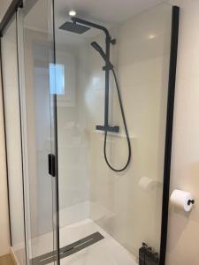 a shower with a glass door in a bathroom at Moderno APARTAMENTO CÉNTRICO EN MARBELLA in Marbella