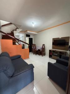 a living room with a couch and a television at Apartamento na Praia do Francês AL in Praia do Frances