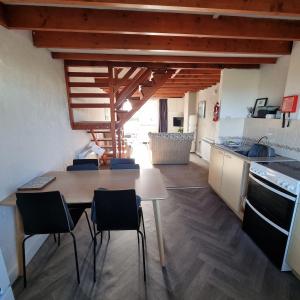 a kitchen with a table and chairs in a room at Penrhyn Cottage Tyn Don in Llanengan