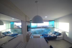 Zimmer mit einem Tisch und einem großen Aquarium in der Unterkunft Orla Praia Grande in Arraial do Cabo