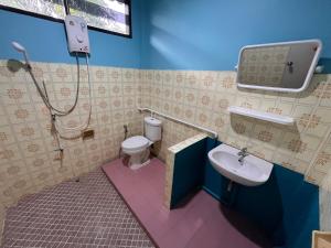 a bathroom with a toilet and a sink at Chan Klong No8 Homestay - บ้านชานคลองหมายเลข8 in Sathani Wat Sing