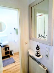 a bathroom with a mirror and a sink at Watt'n Traum in Butjadingen +10 photos