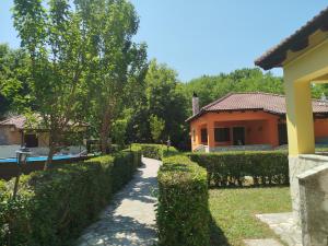 ein Garten mit einem Gehweg neben einem Haus in der Unterkunft Optasia in Karpenisi