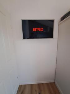 a television on a wall in a room with a floor at Watt'n Traum in Butjadingen